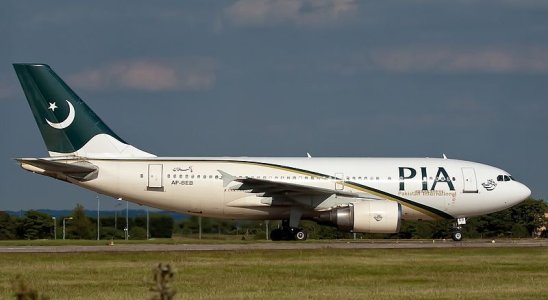 800px-Pakistan_International_Airlines_Airbus_A310_at_Leeds_Bradford_Airport_(taken_by_Flickr_use.jpg