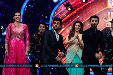 Sonam-Kapoor-and-Fawad-Khan-promotes-Khoobsurat-on-JDJ-7-sets-8.jpg