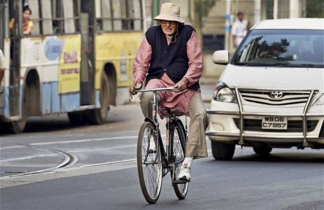 bollywood-megastar-amitabh-bachchan-rides-a-cycle-during-the-shooting-14151044890697.jpg