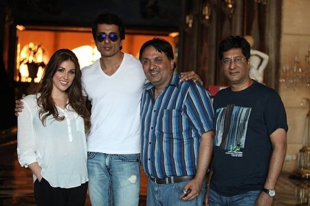lucy-pinder-20-03-2015-lucy-on-savitri-waarrior-set-with-actor-and-producers-353-11529-small.jpg