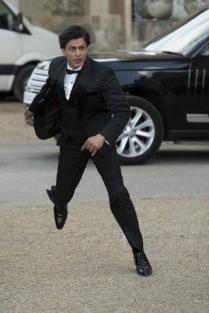 shah-rukh-khan-fan-in-oxford-mark-hemsworth.jpg
