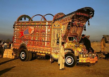 pakistans_decorated_vehicles.jpg