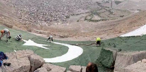 Pakistani-Flag-Pictures-Youth-painting-Pakistani-Flag-on-a-Mountain-in-Quetta-Pak-Flag-Lovers.jpg