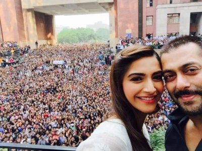 Salman-Khan-Sonam-Kapoor-and-Fan-crowd-at-Amity-University-Noida-740x555.jpg