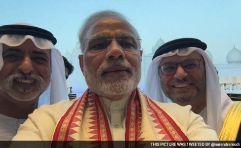 pm-modi-selfie-sheikh-zayed-mosque-650_650x400_51439738876.jpg