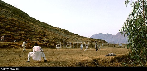 pakistan-swat-valley-mingora-young-men-playing-cricket-in-hills-A6CR88.jpg
