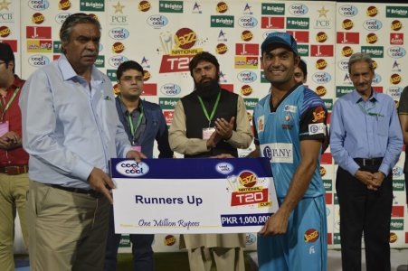 Akbar-ur-Rehman Dany Tech Karachi Whites captain receiving Runners-up Cash prize from Shakil Sha.JPG