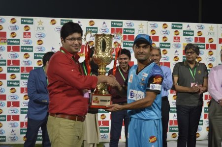 Akbar-ur-Rehman  DANY TECH KARACHI WHITES captain receiving runners-up Trophy from the guest.JPG