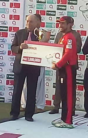 Prof. Ijaz Farooqi giving away winning trophy & cheque to Jamaluddin Captain of Peshawar.jpg
