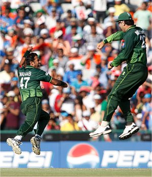 Wahab-Riaz-celebrates-jumps-110330-G500h.jpg
