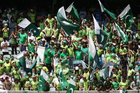 Pakistani-fans-enjoy-the-atmosphere.jpg