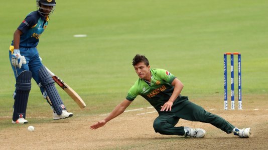 Bowler-Muhammad-Musa-of-Pakistan-R-in-action.jpg