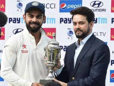virat-kohli-with-anthony-demello-trophy-21-1482323846.jpg