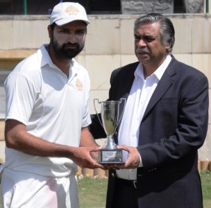 Member PCB Governing Board Shakil Shaikh giving away man-of-the-final trophy to PTV's speedster .JPG