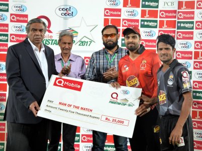 BoG Member Mr. Shakil Sheikh giving away man of the match jointly Umar Amin & Aamir Yamin.jpg