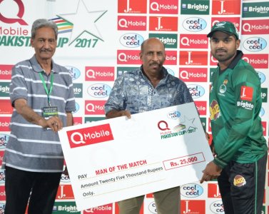 Tauseef Ahmed giving away man of the match award.JPG