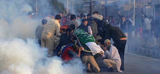 India-Kashmir-Kashmiris-try-to-protect-dead-body-of-12-year-old-Junaid-Akhoon-from-Indian-shooti.jpg