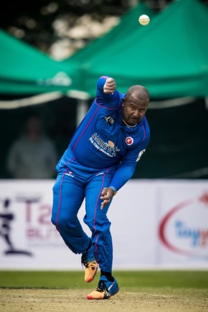 Kowloon Cantons star Dwayne Smith shows deadly intent with ball in hand.jpg
