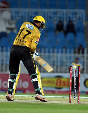 Anwar Ali clean bowled Kashif Bhatti.jpg