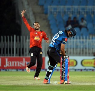 Fahim Ashraf clean bowled Khurram Manzoor.jpg