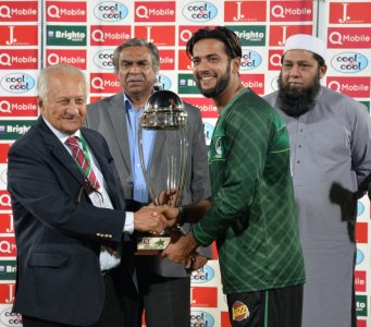 Chairman PCB Mr. Shahryar M. Khan giving away winning trophy to Imad Wasim.JPG