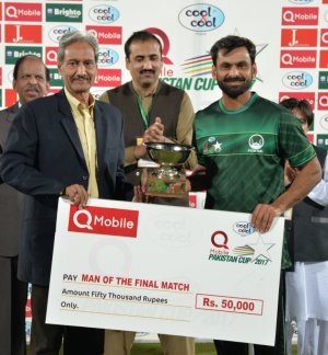 Sr. GM Domestic Shafiq Ahmed giving away man of the match award to M. Hafeez.JPG