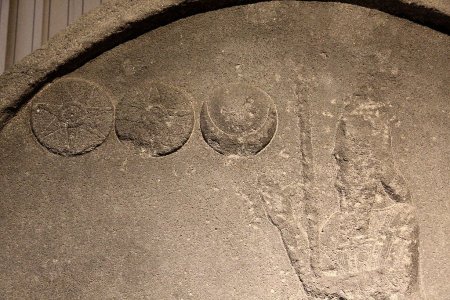1024px-UrfaMuseumNabonidSymbole.jpg