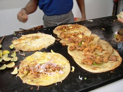 Kolkata-street-food-shop-making-chicken-kathi-rolls-on-Park-Street.jpg