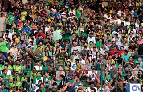 q25pak_crowd.jpg