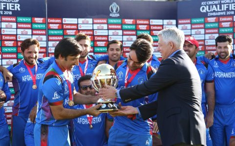 David Richardson presents the trophy to Afghanistan.jpg