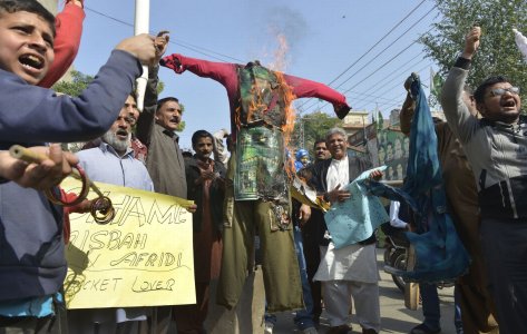 Misbah-ul-Haq-effigy-is-burnt.jpg
