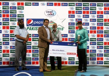 Deputy Commissioner Mr. Salman Ghani giving away man of the match award to Sahibzada Farhan of P.jpg