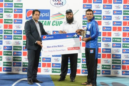 Deputy Commissioner Mr. Salman Ghani giving away man of the match award to Iftikhar Ahmed of Sin.jpg