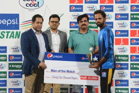 Zia-ul-Haq receive man of the match award from DC Salman Ghani & CPO Athar Ismail.jpg