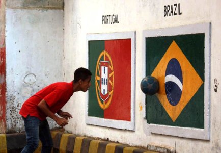 football-fever-in-lyari-athar-khan-5-1529688105.jpg