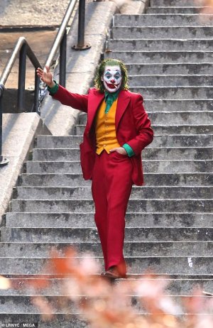 6918906-6452841-Joker_farewell_Joaquin_Phoenix_is_spotted_in_one_of_the_final_ph-a-37_1543792020.jpg