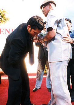 Sachin-pays-homage-to-Sir-Ramakant-Achrekar.jpg