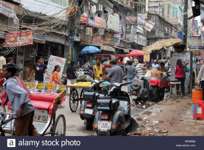 streets-in-delhi-india-with-lots-of-people-MF9NB8.jpg