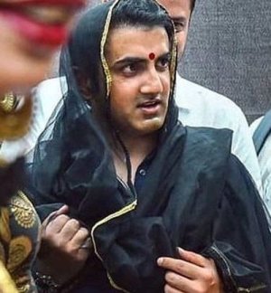 gautam-gambhir-wears-a-dupatta-amp-a-bindi-at-a-trans-event2-1536847269.jpg
