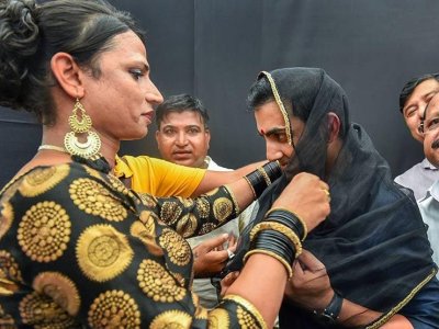 gautam-gambhir-wears-a-dupatta-amp-a-bindi-at-a-trans-event1-1536847251.jpg