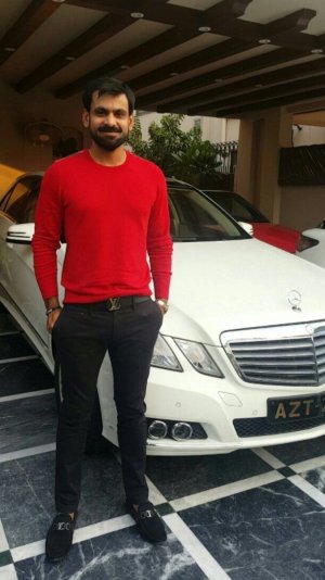 casual-look-pics-of-Mohammad-Hafeez.jpg