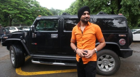 Harbhajan-Singh-with-his-Hummer-H2.jpg