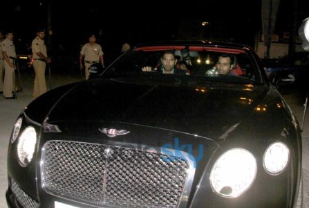 yuvraj-singh-in-his-car-sachin-tendulkar-s-farewell-party-2013_138485345040.jpg