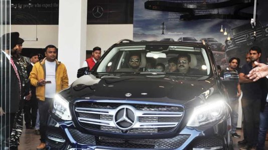 suresh-raina-driving-vinay-kumar-suv-pic_55a97152-c94e-11e7-855e-d08d9ee048bd.jpg