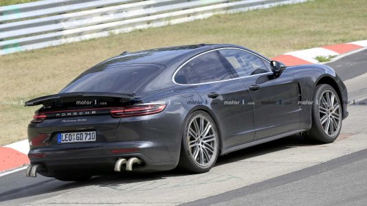 porsche-panamera-with-long-exhaust-tips-spy-photo.jpg