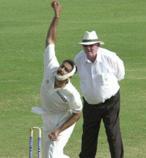 kumble-broken-jaw.jpg