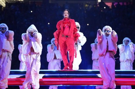 14-rihanna-super-bowl-half-time-2023-billboard-1548.jpg