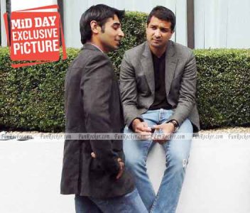 Mazhar-Majeed-With-Pakistani-Cricket-Players-in-England-FunRocker.Com-05.jpg