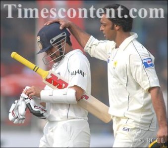 Sachin Tendulkar-Shoaib Akhtar.jpg