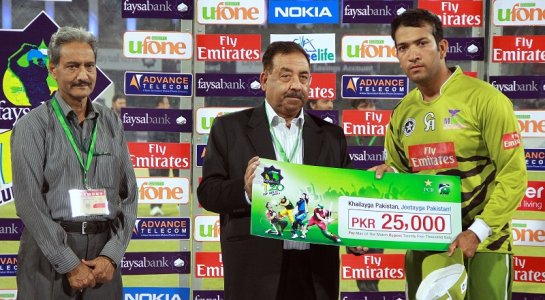 Shoaib Maqsood  Receiving  man of the match award in  Multan Tigers v Abbottabad Falcons.jpg